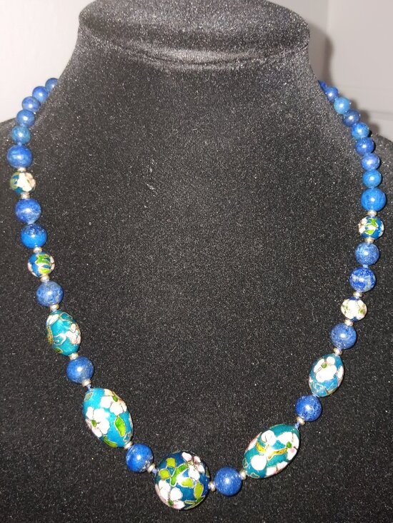 This gorgeous 333k yellow gold and lapis cloisonne necklace is in fantastic cond - Picture 1 of 6